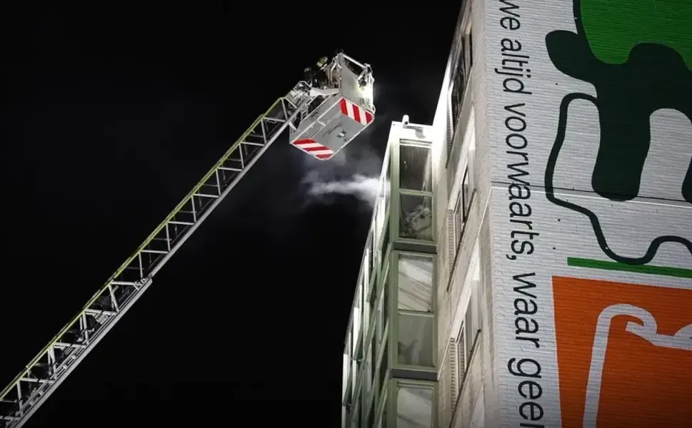 Rotterdam'da yaşlıların yaşadığı apartmanda çıkan yangında bir kişi öldü