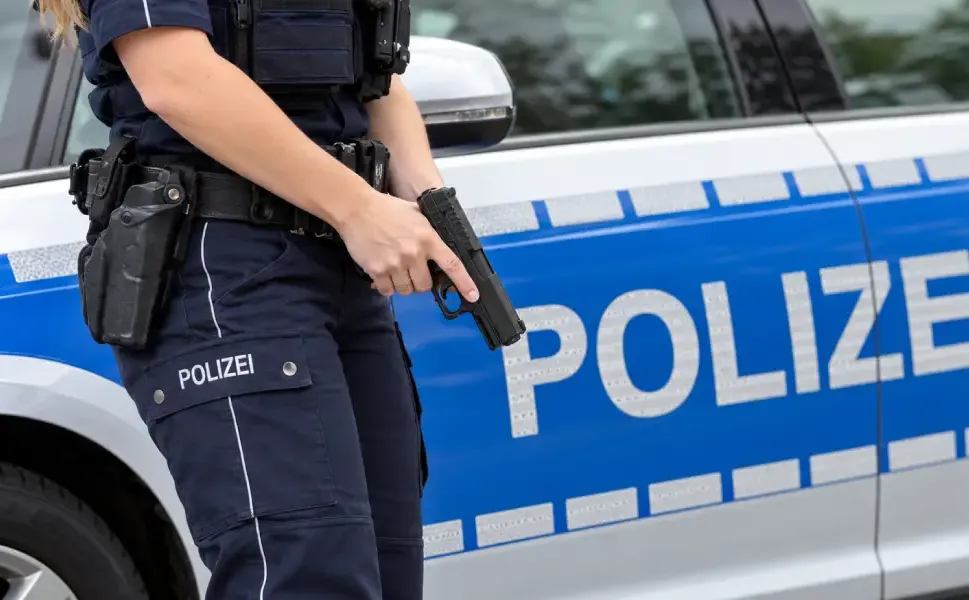 Almanya’da saldırı sırasında meslektaşlarını bırakıp kaçan iki polisin görevine son verildi