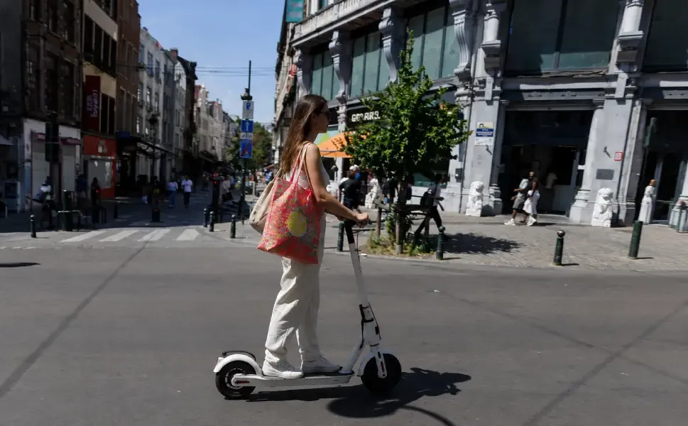 Belçika’da elektrikli scooterda kask zorunluluğu başladı, takmayana ceza var
