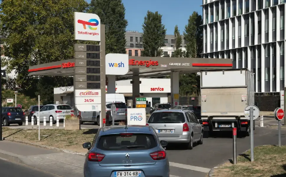 Fransa’da artan akaryakıt fiyatlarına karşı yeni destek paketi açıklandı