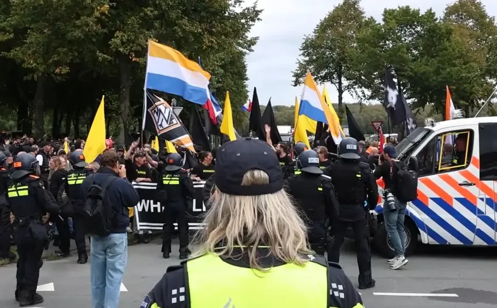 Hollanda’da aşırı sağcı gösteride olaylar çıktı, acil durum emri verildi