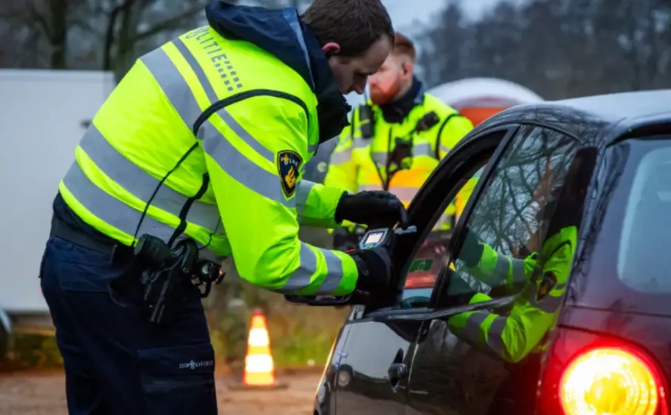 Hollanda’da trafik cezalarına zam geliyor: Telefon cezası 450 euro olacak