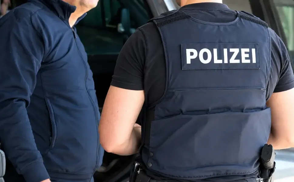 Almanya'da Türk sürücünün otomobilindeki gizli bölmeden 8 kilo altın çıktı