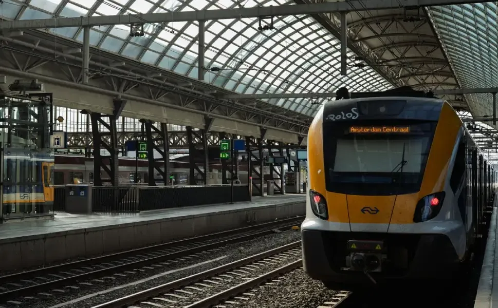 Amsterdam Centraal İstasyonu’nda bugün tren seferleri durduruldu