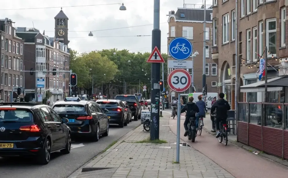 Amsterdam’da bisiklet yollarında hız sınırı uygulaması başladı