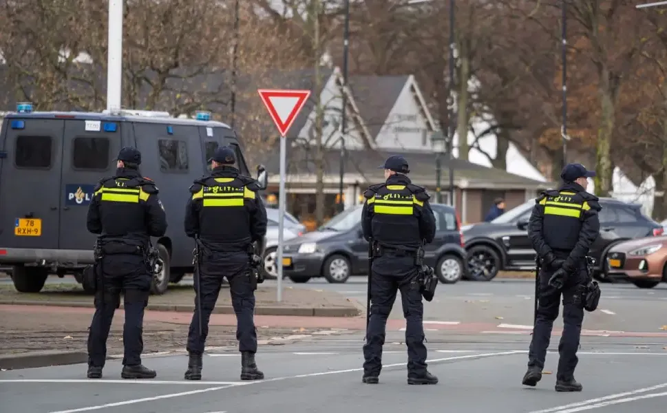 Hollanda'da gençler birçok kentte olay çıkarmak için çağrı yapıyor
