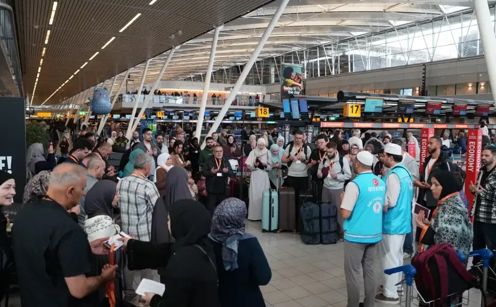 Hollanda'da Müslüman olan 20 kişi umreye uğurlandı