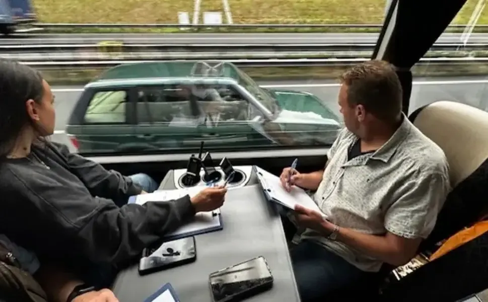 Hollanda'da polis otoyolda telefon kullanan sürücülere otobüsten ceza kesti