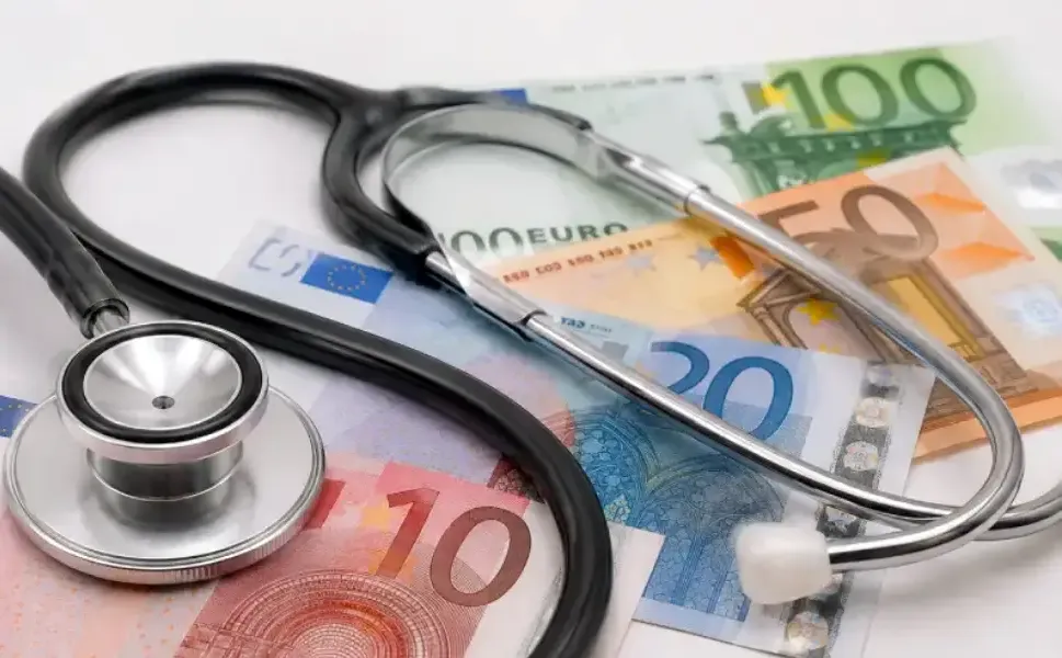 Hollanda'da muhalefet sağlık sigortası katkı payına 60 euroluk ek zamma karşı çıktı