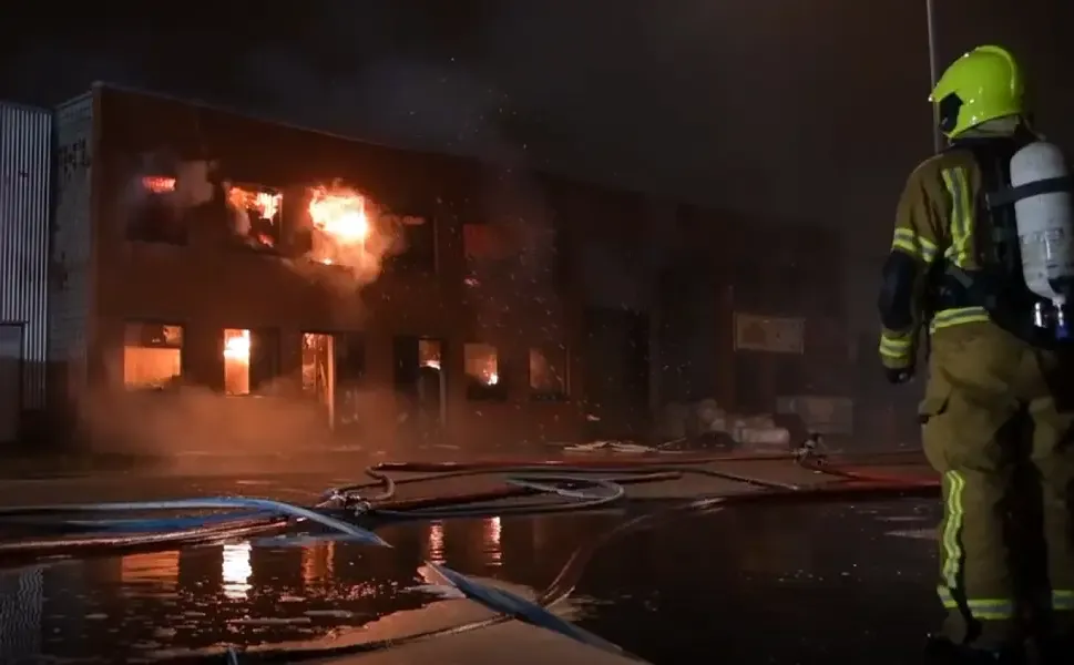 Rotterdam'da Türk toptancı Al Baraka'nın bulunduğu bina tamamen yandı