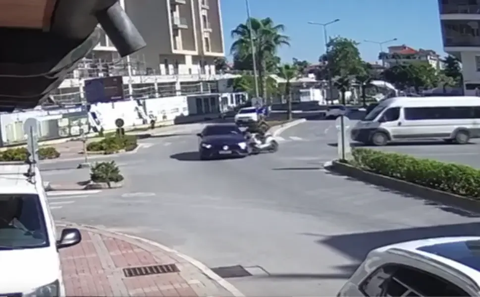 Türkiye'de kazaya karışan Fransa plakalı otomobil trafikten menedildi