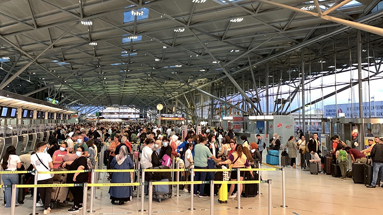 Avrupa havalimanlarında neler oluyor? Neden kaos yaşanıyor?1