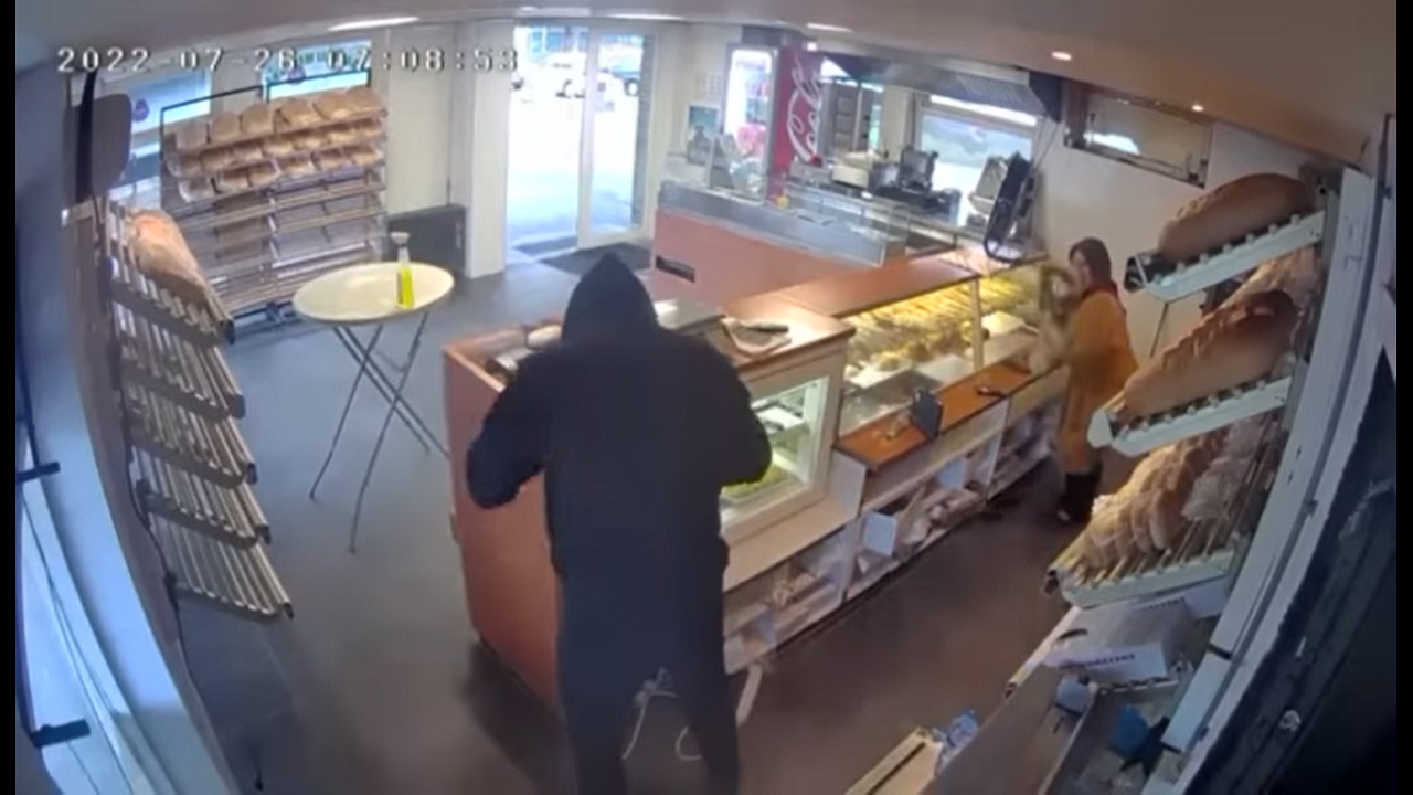 Hollanda’da Türk fırıncının toz bezi ile kovaladığı hırsız yakalandı