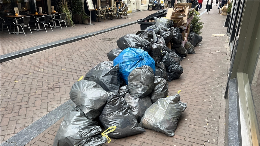 Hollanda'da grevi nedeniyle sokaklar çöp yığınlarıyla doldu1