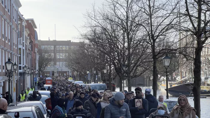 Hollanda'da Müslümanlar Kur'an-ı Kerim'e yönelik saldırıları protesto etti1