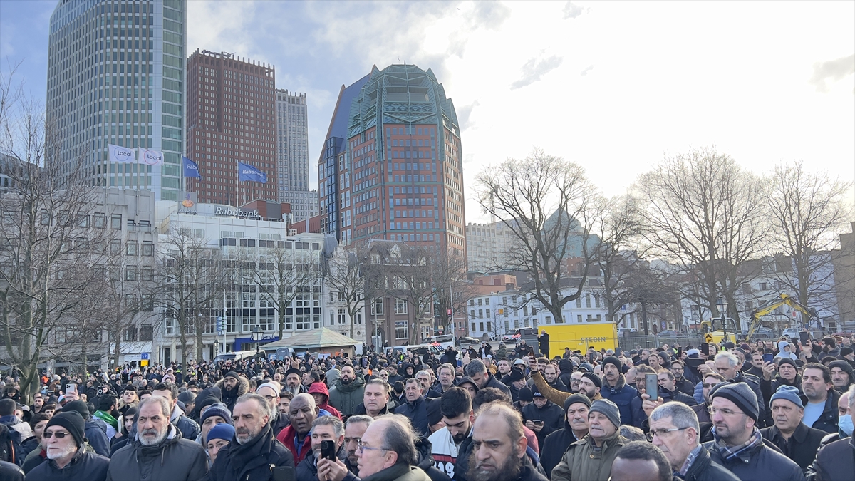 Hollanda'da Müslümanlar Kur'an-ı Kerim'e yönelik saldırıları protesto etti3