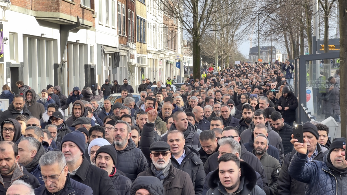 Hollanda'da Müslümanlar Kur'an-ı Kerim'e yönelik saldırıları protesto etti5