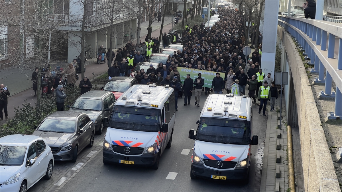 Hollanda'da Müslümanlar Kur'an-ı Kerim'e yönelik saldırıları protesto etti6