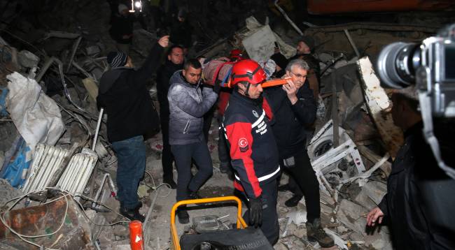 Üç kişilik aile depremden 73 saat sonra enkazdan sağ kurtarıldı 02