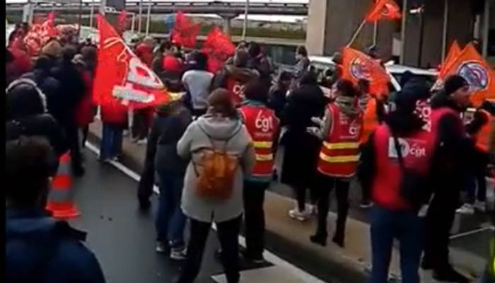 Fransa'da göstericiler Paris Havalimanı'nın girişini kapattı