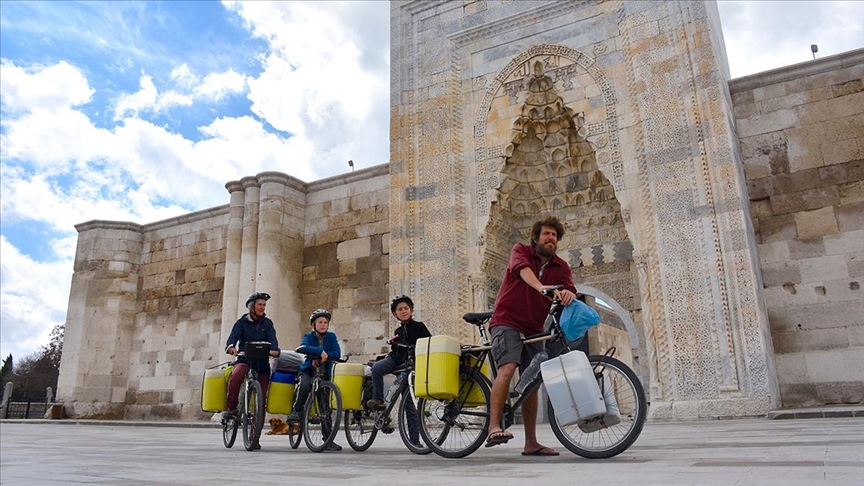 Bisikletleriyle dünya turuna çıkan Fransız aile tarihi Sultanhanı Kervansarayı'nda mola verdi 1