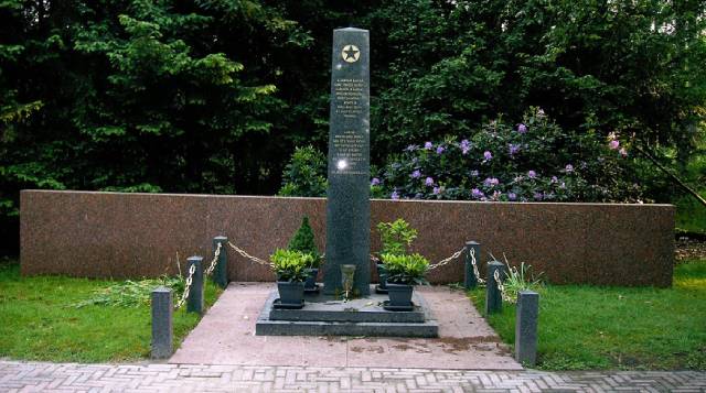 Sovjet Ereveld anıt mezar taşı (1)
