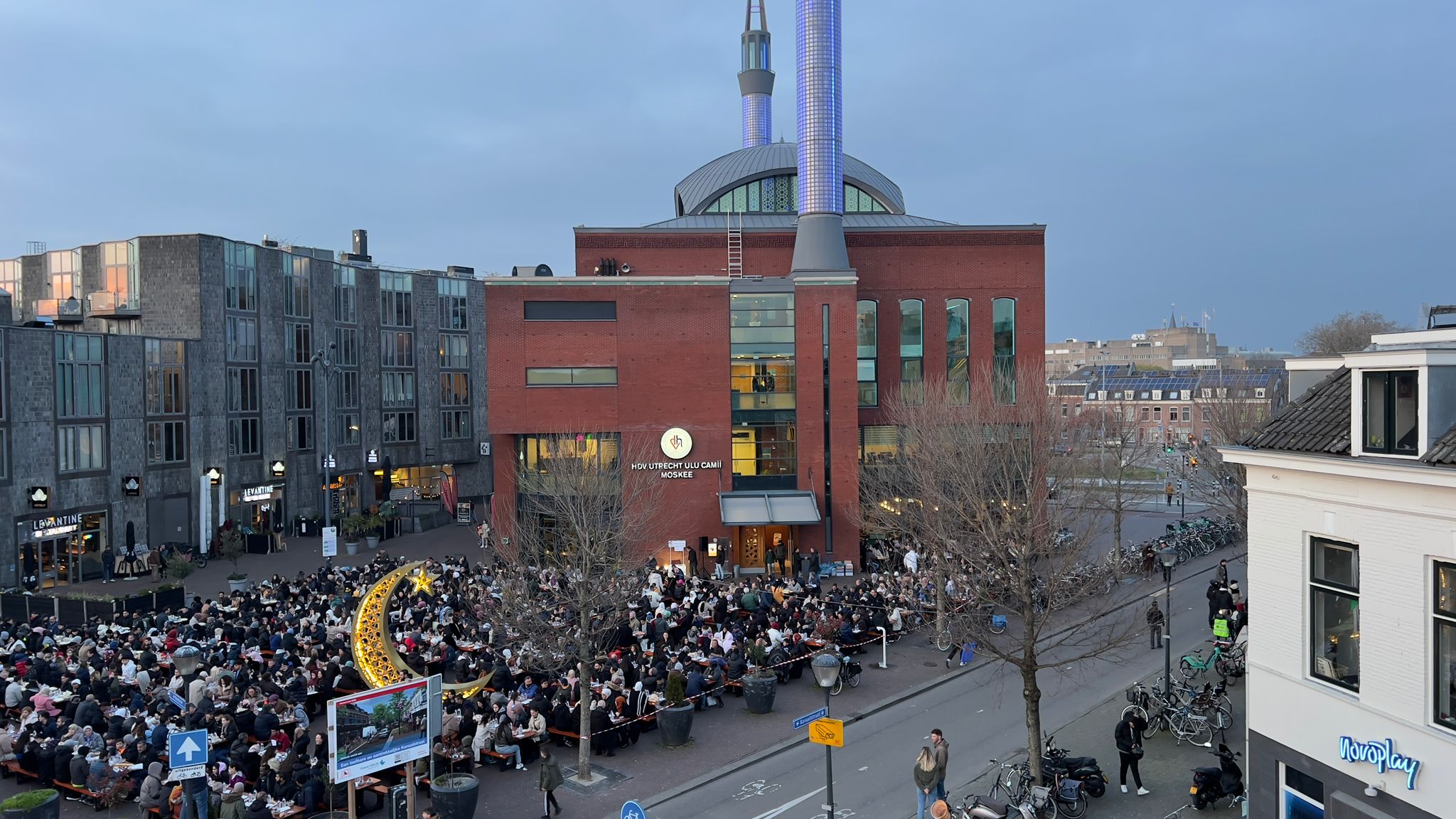 Hollanda'da 1500 kişilik sokak iftarı düzenlendi