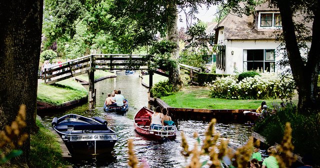 Hollanda'nın Overijssel eyaletinde yer alan Giethoorn köyünde araç yolu bulunmazken ulaşım için kanallar, yaya yolları, ahşap köprüler ve bisiklet yolları kullanılıyor.