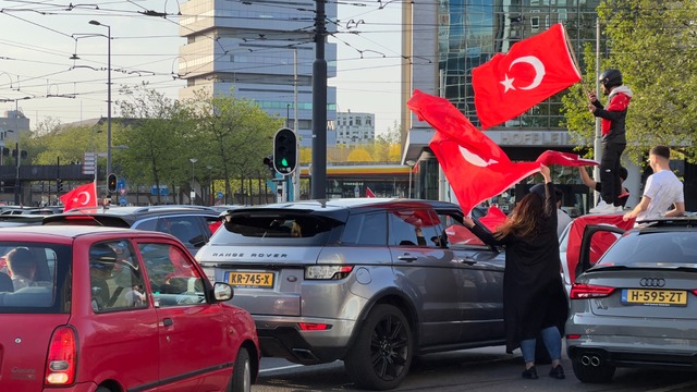 Hollanda’daki Türkler Türk bayraklarıyla meydanlara akın etti!