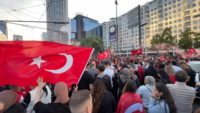 Hollanda’daki Türkler Türk bayraklarıyla meydanlara akın etti!