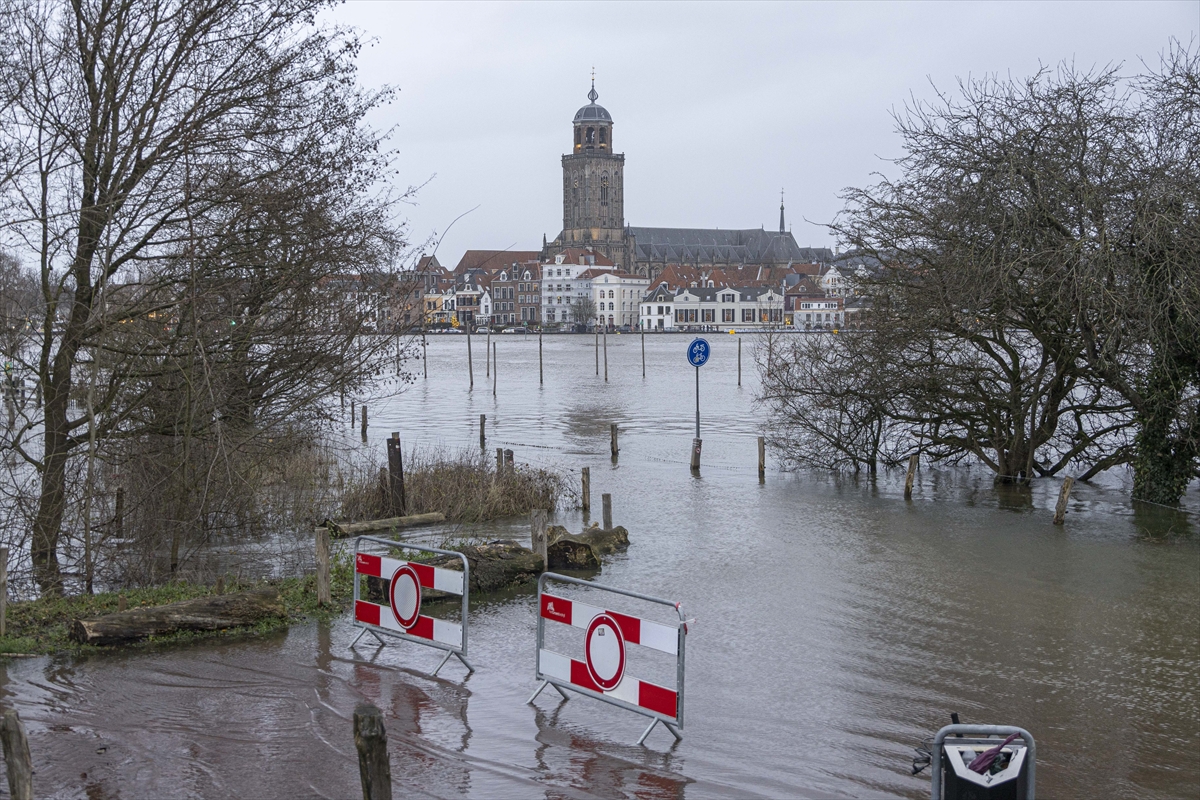 Hollanda sel riskiyle karşı karşıya kaldı