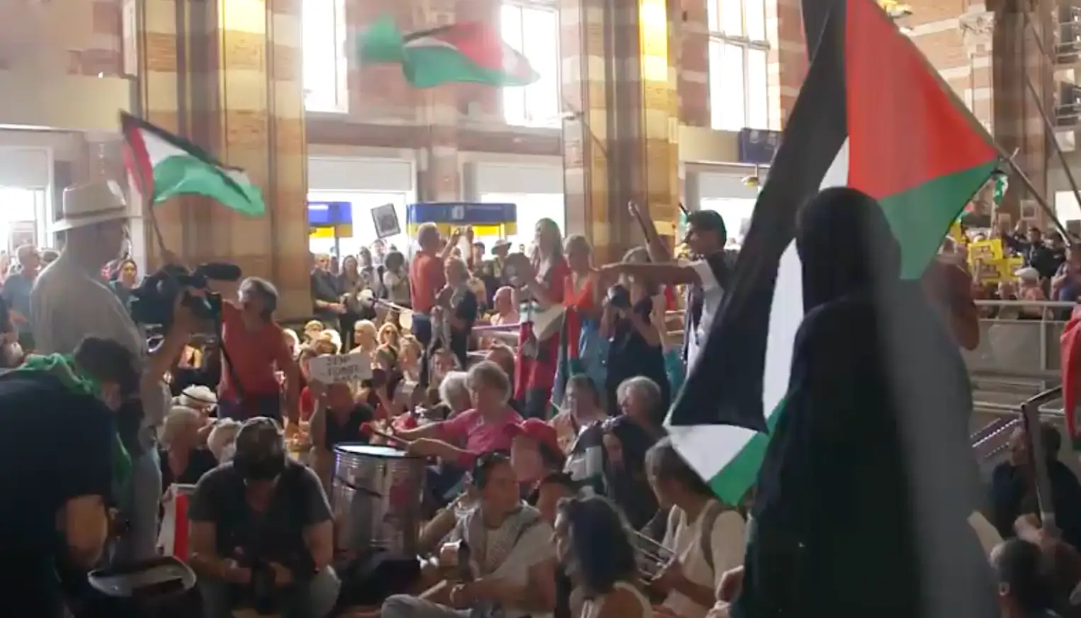Hollanda Genelinde Tren Istasyonlarında Gazze Için Protestolar