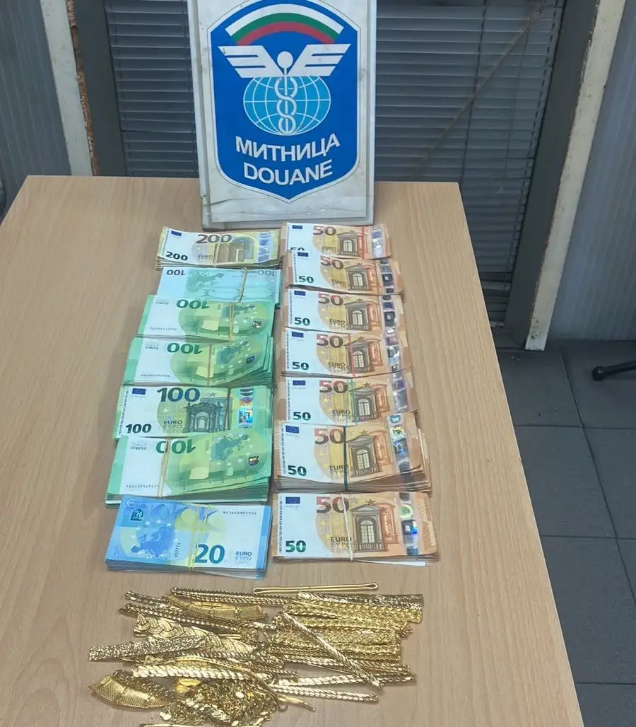 Yolcunun Çorabında 166 Bin Euro Değerinde Altın Ve Para Yakalandı