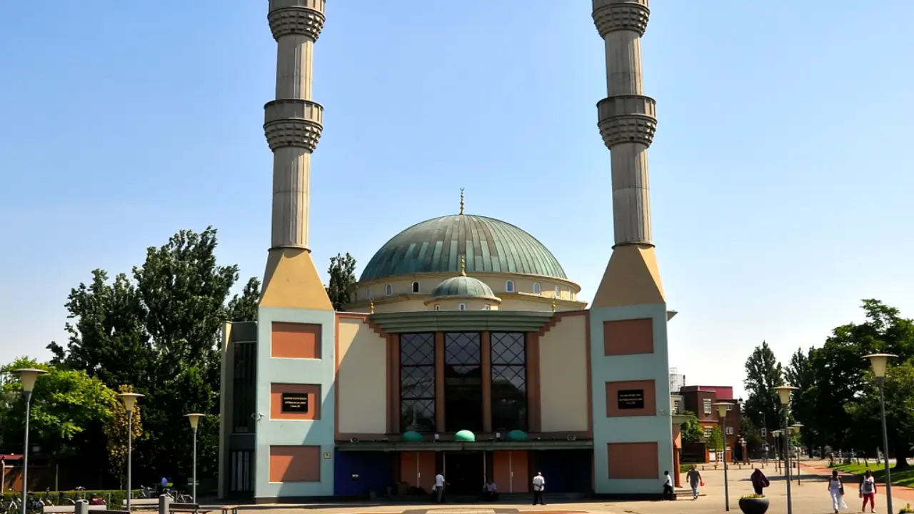 Hollanda’da Bir Camiye Çirkin Saldırı Bira Şişeleri Atıldı, Duvarına Işendi (1)