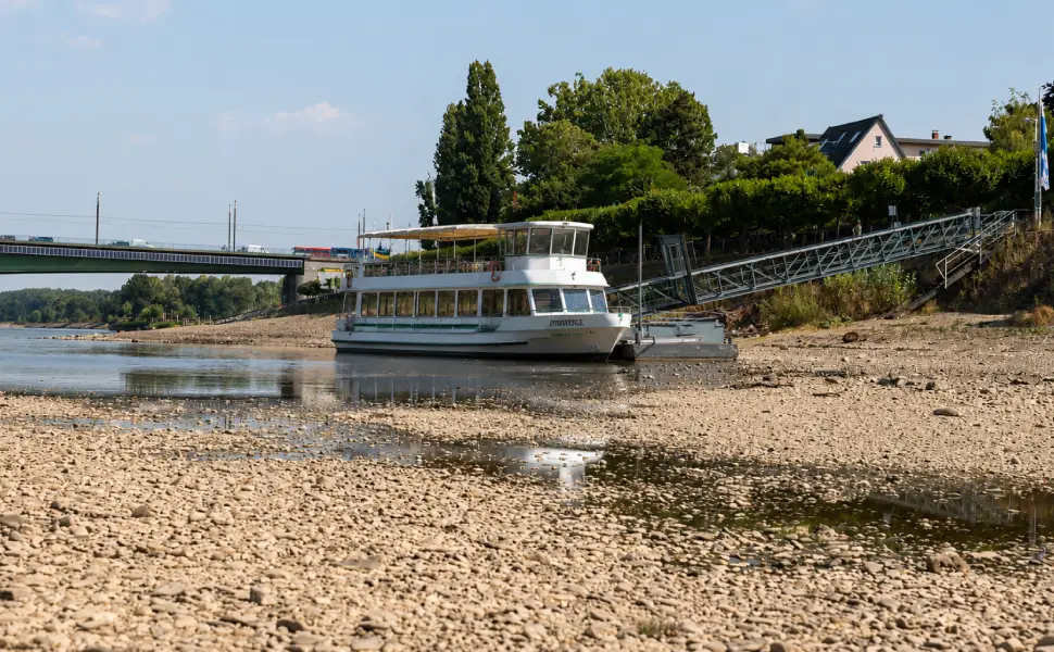 Almanya'da Ren Nehri'nde su seviyesi düştü, gemi seferleri yapılamıyor