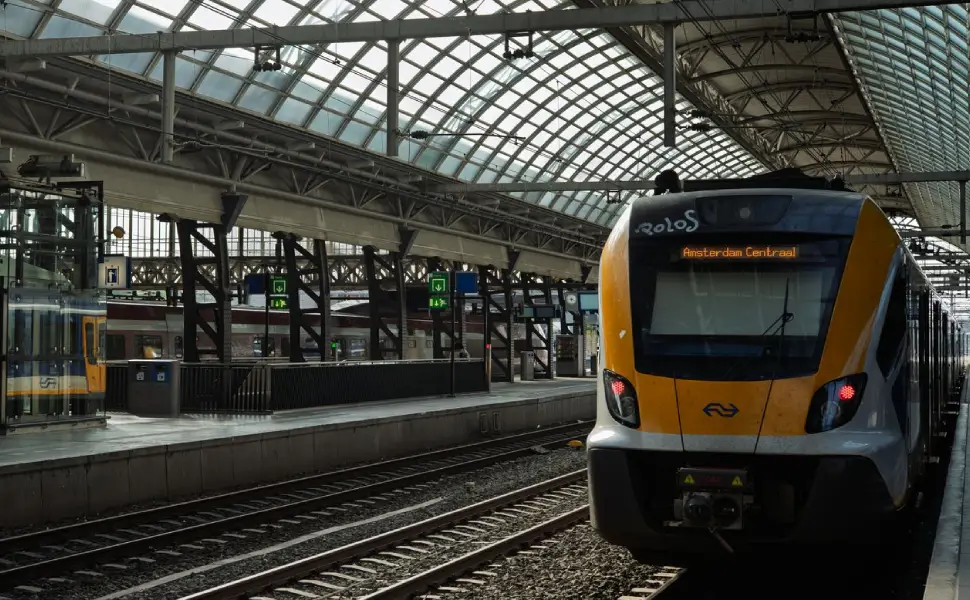 Amsterdam Centraal İstasyonu’nda bugün tren seferleri durduruldu