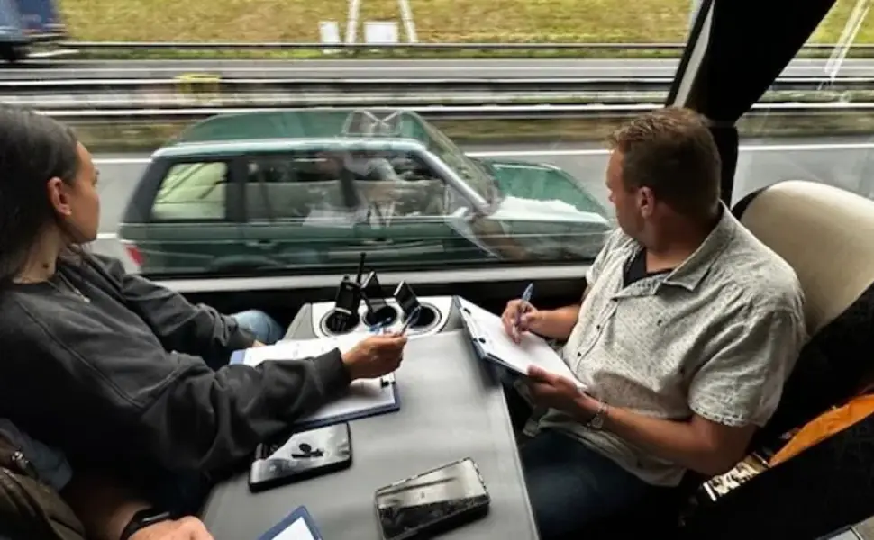 Hollanda'da polis otoyolda telefon kullanan sürücülere otobüsten ceza kesti
